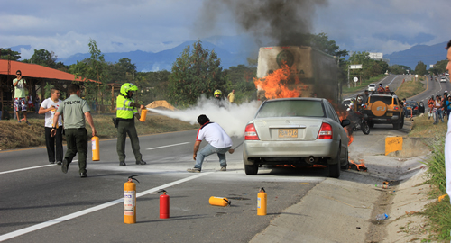 policia-salva familia-accidente-transito-via