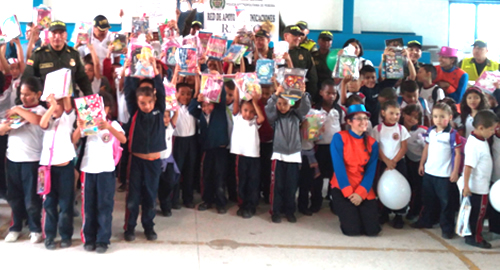 POLICIA NACIONAL ENTREGAS DE KITS