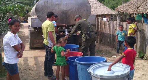carrotanque policia abastece agua