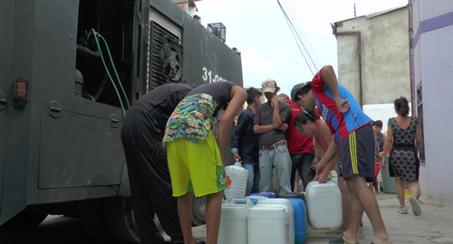 100116-policia-suministra-agua-bucaramanga