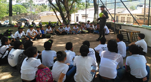 policia-jornada-prevenir-educar-niños-medio ambiente