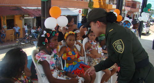 311014-familia-comunidad-disfraces-prevencion-ciudadana-uraba-ecologicos-concurso